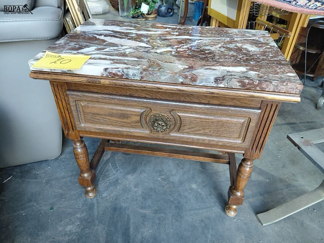 Lot 20 - robuuste houten bijzettafel met rood wit marmeren blad - afbeelding 1 van  3