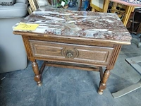 Lot 20 - robuuste houten bijzettafel met rood wit marmeren blad