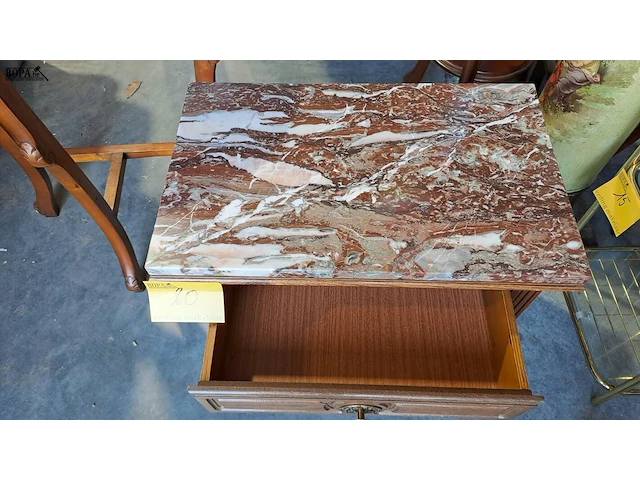 Lot 20 - robuuste houten bijzettafel met rood wit marmeren blad - afbeelding 2 van  3