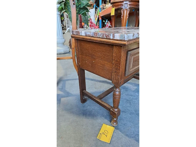 Lot 20 - robuuste houten bijzettafel met rood wit marmeren blad - afbeelding 3 van  3