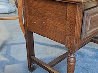 Lot 20 - robuuste houten bijzettafel met rood wit marmeren blad - afbeelding 3 van  3