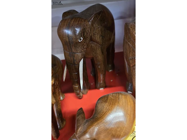 Lot 20 - vintage houten olifantenbeeldjes - 4 stuks - afbeelding 2 van  3
