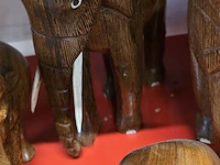 Lot 20 - vintage houten olifantenbeeldjes - 4 stuks - afbeelding 2 van  3