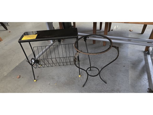 Lot 20 - vintage krantenrekje en metalen staander - afbeelding 1 van  3