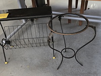 Lot 20 - vintage krantenrekje en metalen staander - afbeelding 1 van  3