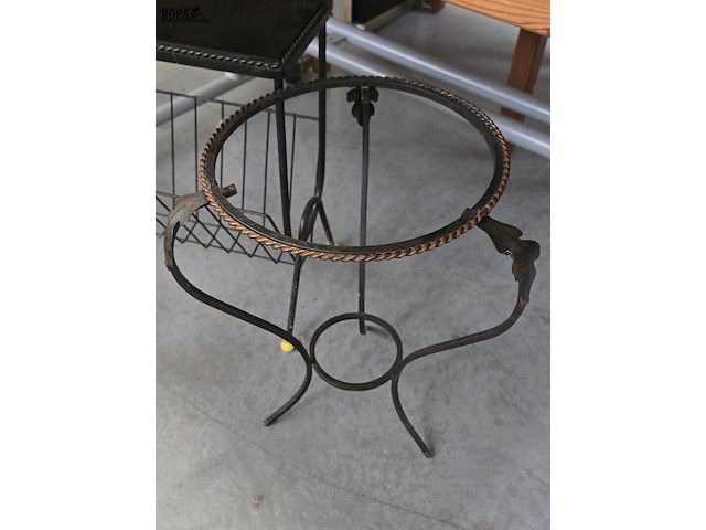 Lot 20 - vintage krantenrekje en metalen staander - afbeelding 2 van  3