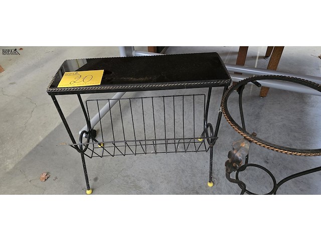 Lot 20 - vintage krantenrekje en metalen staander - afbeelding 3 van  3