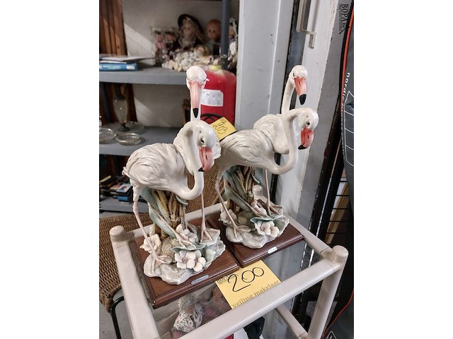 Lot 200 - decoratieve flamingo’s, g armani 2 stuks - afbeelding 1 van  3