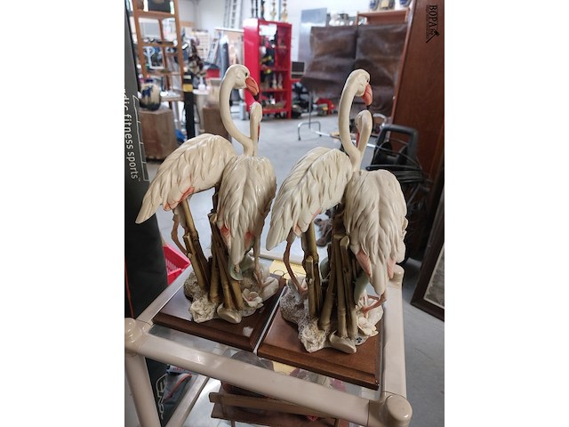 Lot 200 - decoratieve flamingo’s, g armani 2 stuks - afbeelding 2 van  3