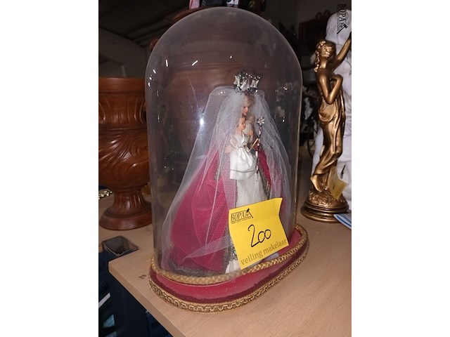 Lot 200 - glazen stolp met mariabeeld - afbeelding 2 van  3