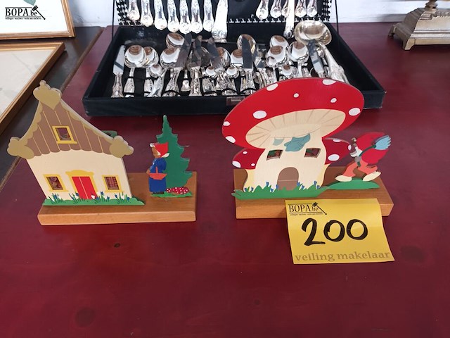 Lot 200 - houten spaarpot. 2 stuks - afbeelding 1 van  5