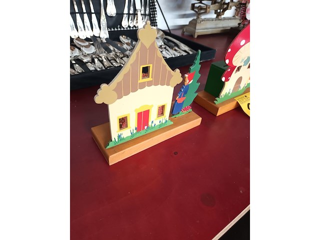 Lot 200 - houten spaarpot. 2 stuks - afbeelding 2 van  5