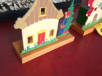 Lot 200 - houten spaarpot. 2 stuks - afbeelding 2 van  5