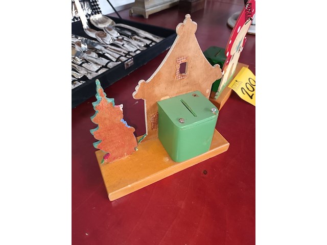 Lot 200 - houten spaarpot. 2 stuks - afbeelding 4 van  5