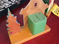 Lot 200 - houten spaarpot. 2 stuks - afbeelding 4 van  5