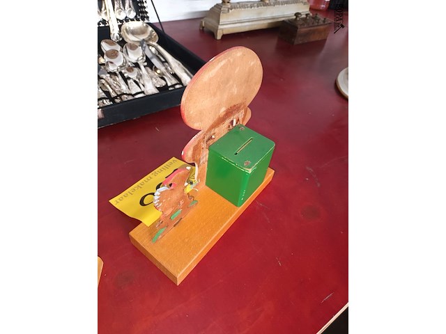 Lot 200 - houten spaarpot. 2 stuks - afbeelding 5 van  5