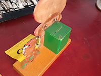 Lot 200 - houten spaarpot. 2 stuks - afbeelding 5 van  5