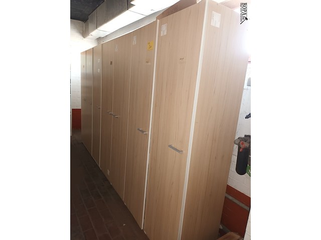 Lot 200 - kast met 7 deuren - afbeelding 1 van  2