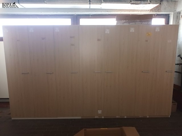 Lot 200 - kast met 7 deuren - afbeelding 2 van  2