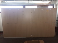 Lot 200 - kast met 7 deuren - afbeelding 2 van  2