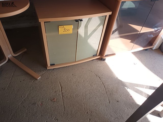 Lot 200 - kasten en bijzettafel. 3 stuks. - afbeelding 1 van  4