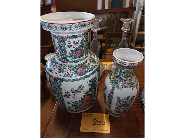 Lot 200 - oosterse vazen. 2 stuks - afbeelding 1 van  6