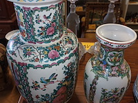 Lot 200 - oosterse vazen. 2 stuks - afbeelding 1 van  6