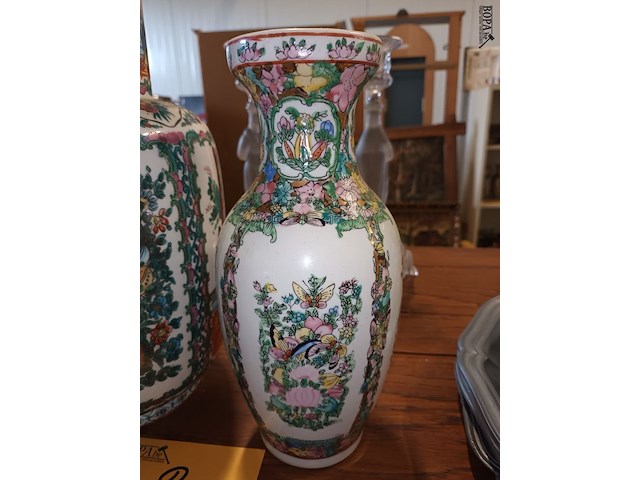 Lot 200 - oosterse vazen. 2 stuks - afbeelding 2 van  6