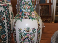 Lot 200 - oosterse vazen. 2 stuks - afbeelding 2 van  6