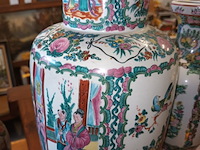 Lot 200 - oosterse vazen. 2 stuks - afbeelding 4 van  6