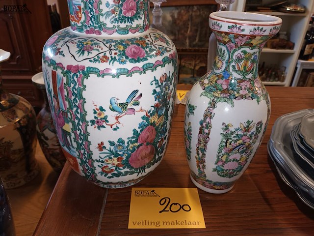 Lot 200 - oosterse vazen. 2 stuks - afbeelding 6 van  6