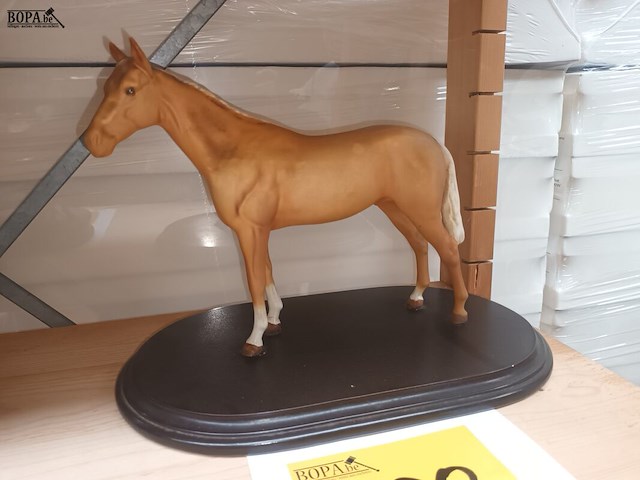 Lot 200 - paard op sokkel beswick england - afbeelding 1 van  4