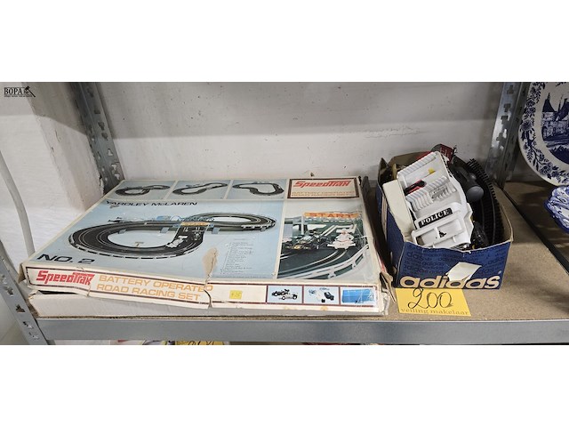 Lot 200 - racebaan speedtrack en diverse autootjes - afbeelding 1 van  5