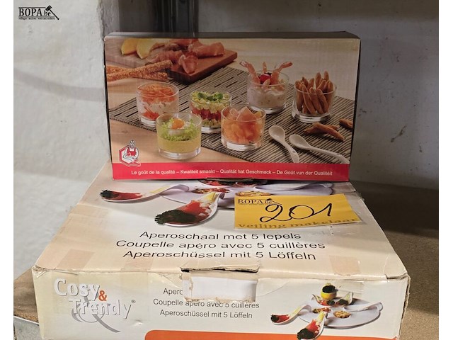 Lot 201 - apéroglaasjes en schaal met 5 lepels - afbeelding 1 van  5