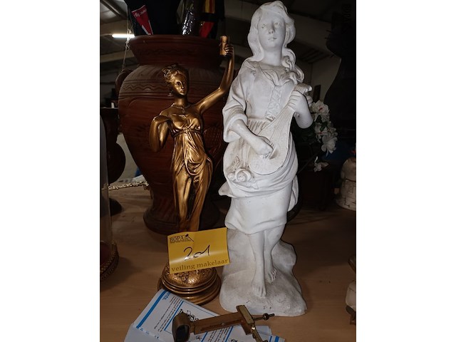 Lot 201 - beeldjes. 2 stuks - afbeelding 1 van  4