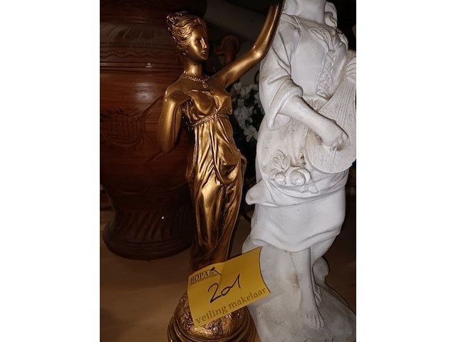 Lot 201 - beeldjes. 2 stuks - afbeelding 3 van  4