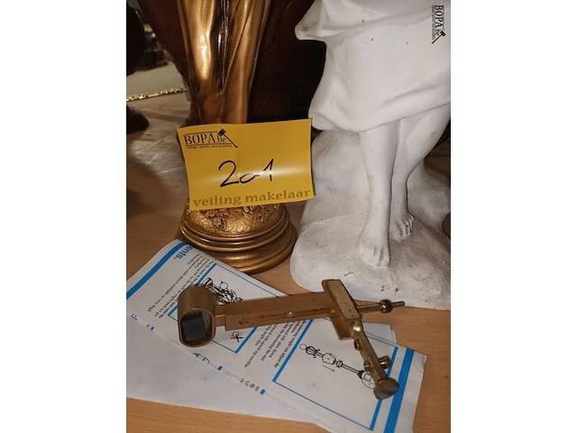 Lot 201 - beeldjes. 2 stuks - afbeelding 4 van  4