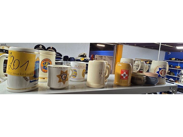 Lot 201 - bekers met diverse politie emblemen 12 stuks - afbeelding 1 van  6