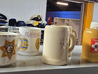 Lot 201 - bekers met diverse politie emblemen 12 stuks - afbeelding 1 van  6