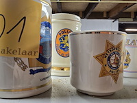 Lot 201 - bekers met diverse politie emblemen 12 stuks - afbeelding 2 van  6