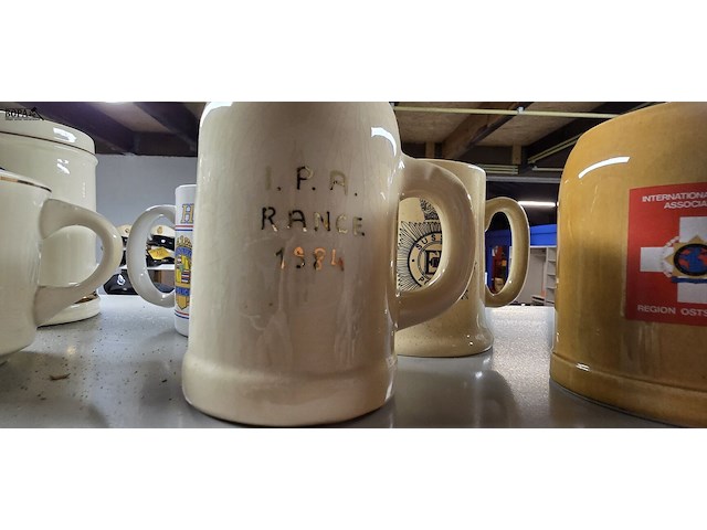 Lot 201 - bekers met diverse politie emblemen 12 stuks - afbeelding 3 van  6