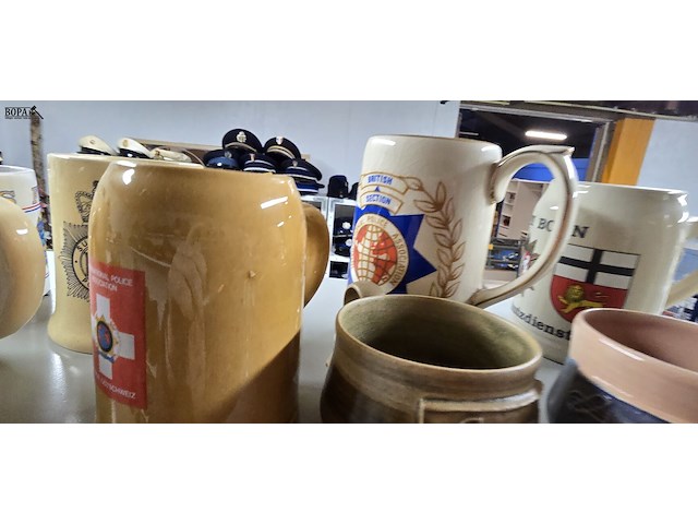 Lot 201 - bekers met diverse politie emblemen 12 stuks - afbeelding 5 van  6