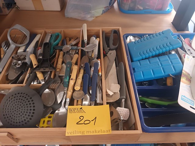 Lot 201 - bestek en klein keukengerei - afbeelding 1 van  4