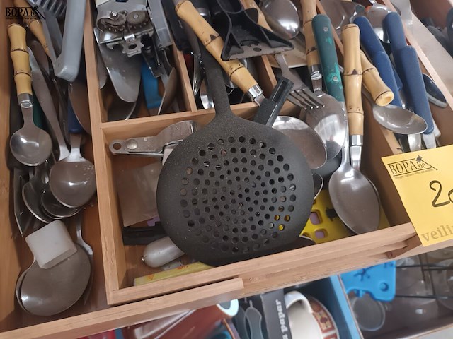 Lot 201 - bestek en klein keukengerei - afbeelding 4 van  4