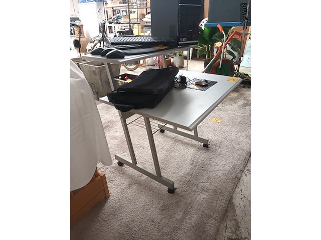 Lot 201 - computertafel - afbeelding 1 van  2