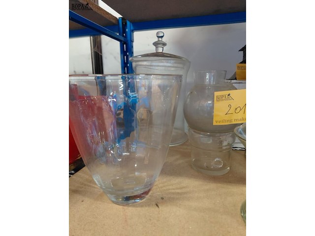 Lot 201 - glaswerk: speciale vazen en potten 6 stuks - afbeelding 3 van  4