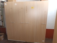 Lot 201 - kast met inhoud - afbeelding 1 van  7