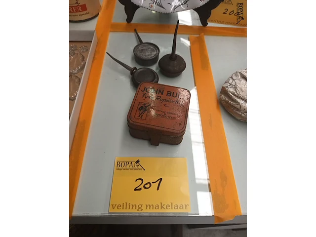 Lot 201 - oliepullen en blik. 4 stuks - afbeelding 1 van  5