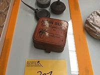 Lot 201 - oliepullen en blik. 4 stuks