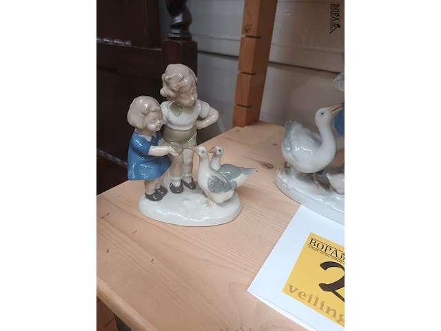 Lot 201 - porseleinen kinderen met ganzen. 3 stuks - afbeelding 2 van  5